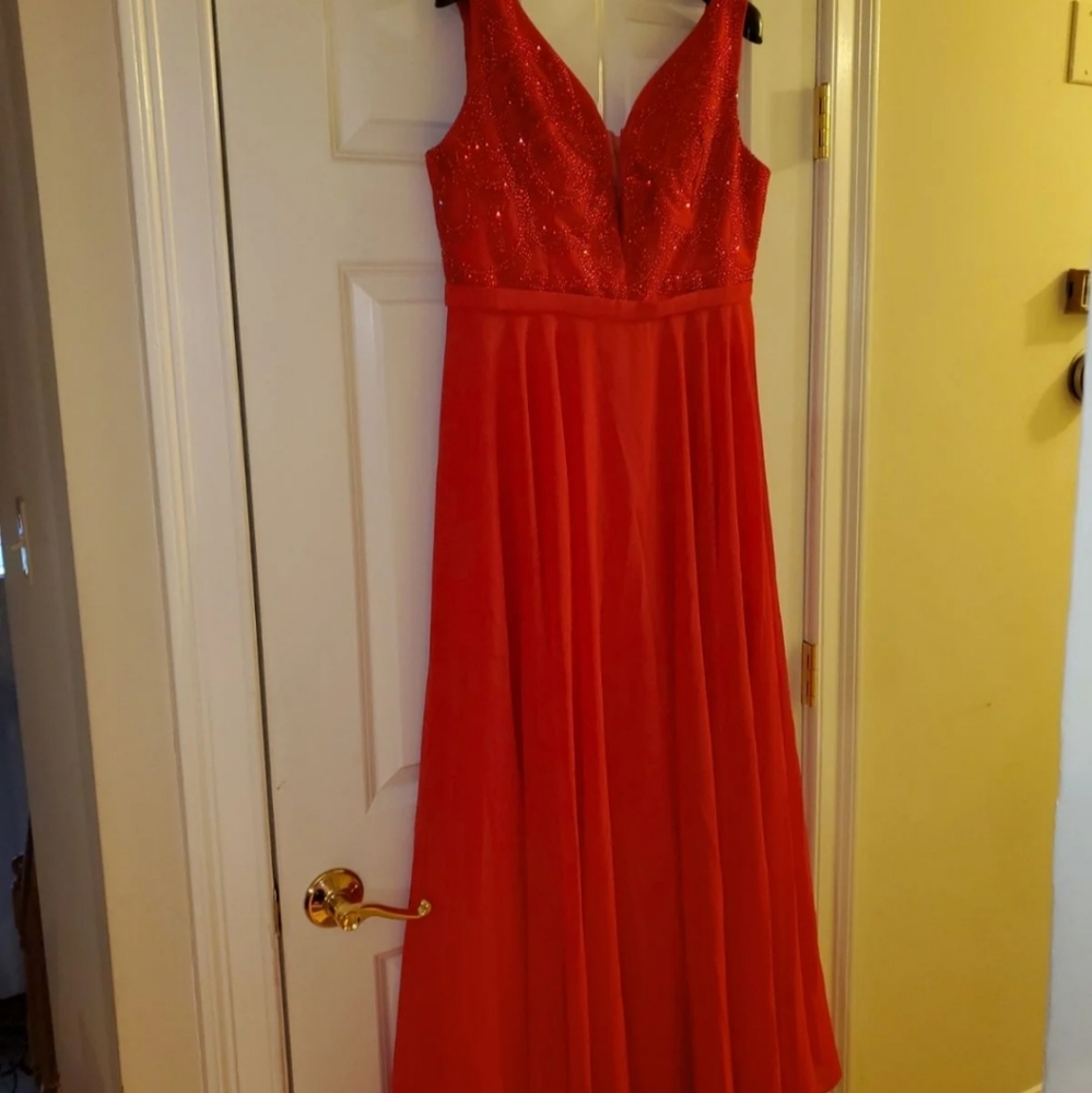 Red Gown - Picture 5 of 6
